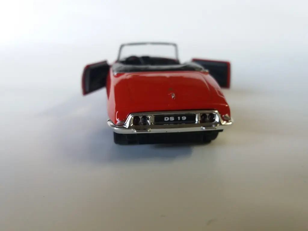 W10066-Citroen-DS19-Cabriolet-1-38-3.webp