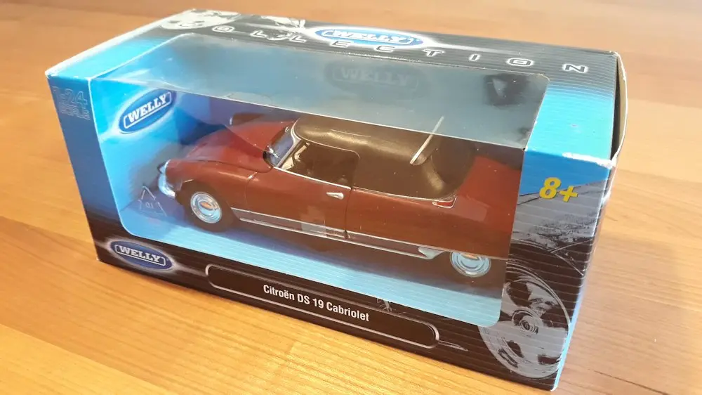 W15793-Citroen-DS19-Cabriolet-met-gesloten-dak-bordeauxrood-1-24-3.webp