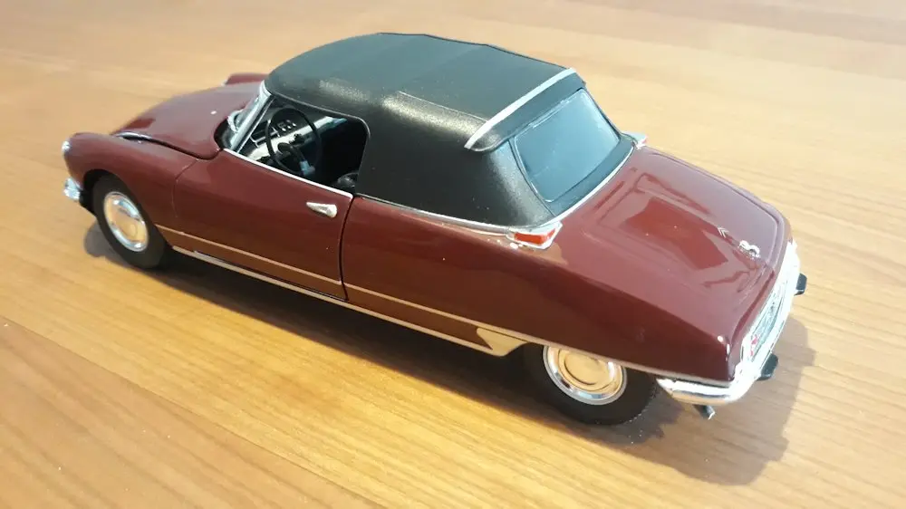 W15793-Citroen-DS19-Cabriolet-met-gesloten-dak-bordeauxrood-1-24-2.webp