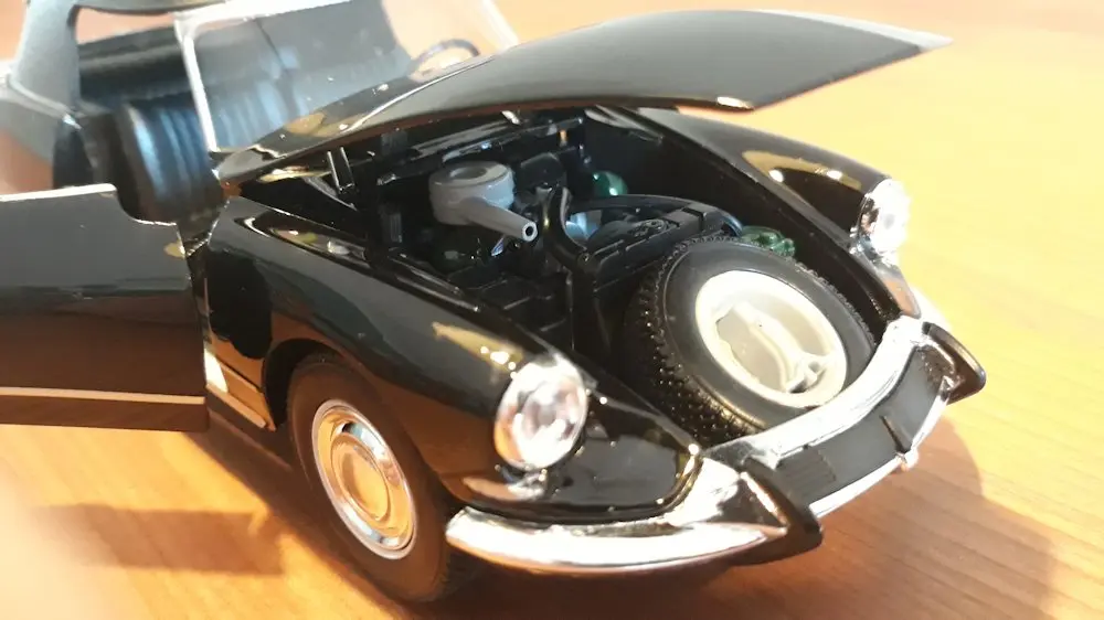 W18475-Citroen-DS19-Cabriolet-met-gesloten-dak-zwart-1-24-2.webp