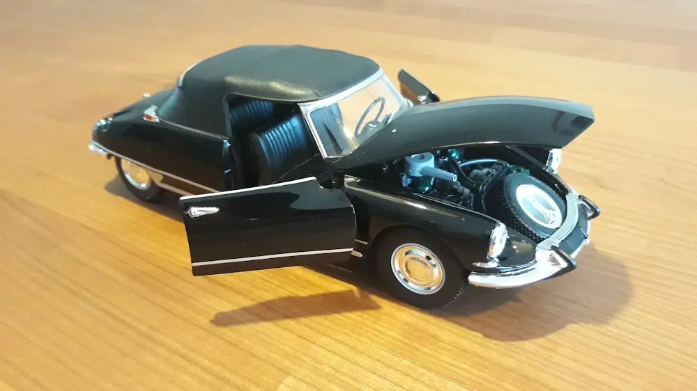 W18475-Citroen-DS19-Cabriolet-met-gesloten-dak-zwart-1-24-1.webp
