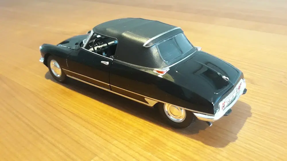 W18475-Citroen-DS19-Cabriolet-met-gesloten-dak-zwart-1-24-3.webp