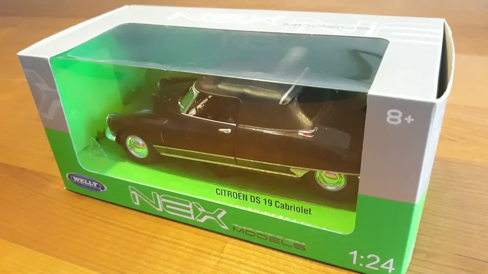 W18475-Citroen-DS19-Cabriolet-met-gesloten-dak-zwart-1-24-4.webp