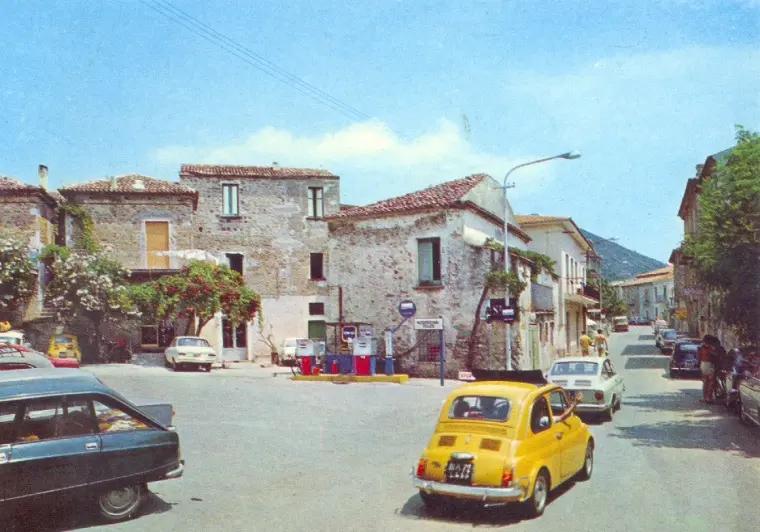Ansicht "Onze Auto's, een tochtje door de tijd" Piazza Acciaroli (Campania)