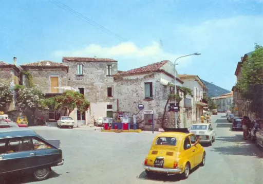 [W15891] Ansicht "Onze Auto's, een tochtje door de tijd" Piazza Acciaroli (Campania)