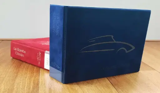 [W04111] La Bombe verzamelband/inbindmap (blauw)