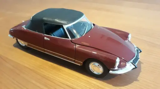 [W15793] Citroën DS19 Cabriolet met gesloten dak, bordeauxrood 1:24